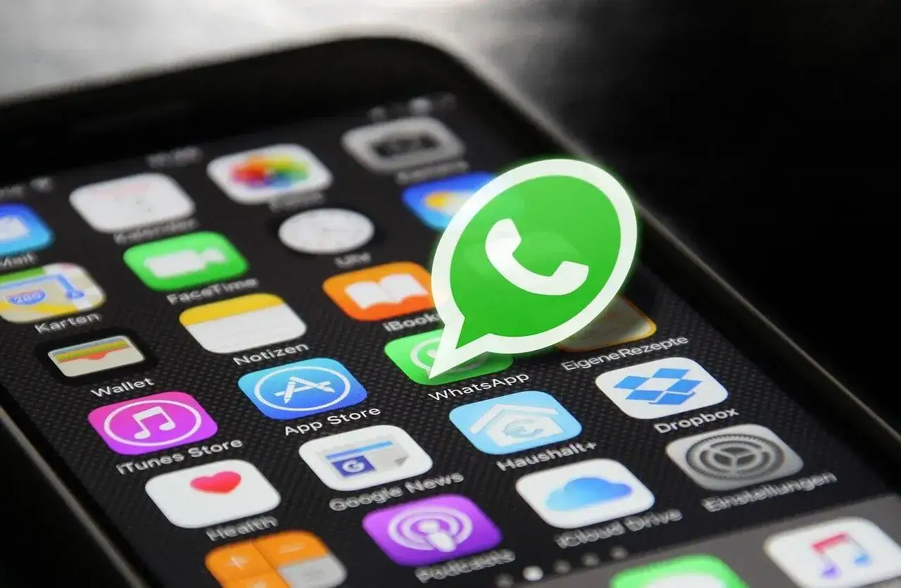 Ikona komunikatora WhatsApp na ekranie smartfona. Rozpocznij swoją sesję komunikatora i połącz się ze znajomymi.
