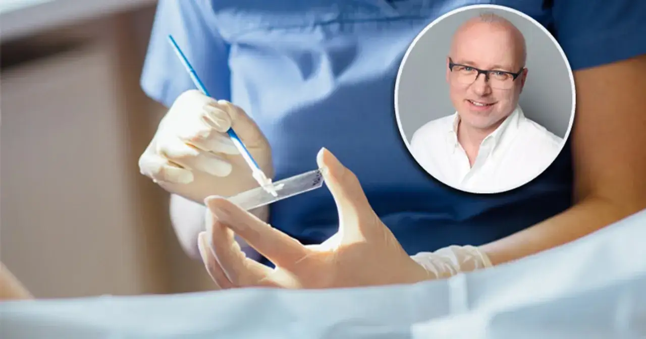 Badanie cytologiczne: co to jest? Lekarz w białej koszuli i okularach obok pr&oacute;bki do badania.