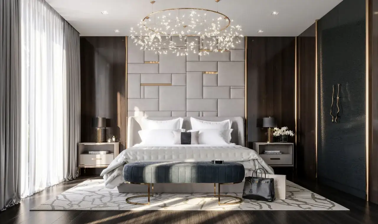 Nowoczesna sypialnia glamour z panelami na ścianie, designerską lampą i luksusową torebką.