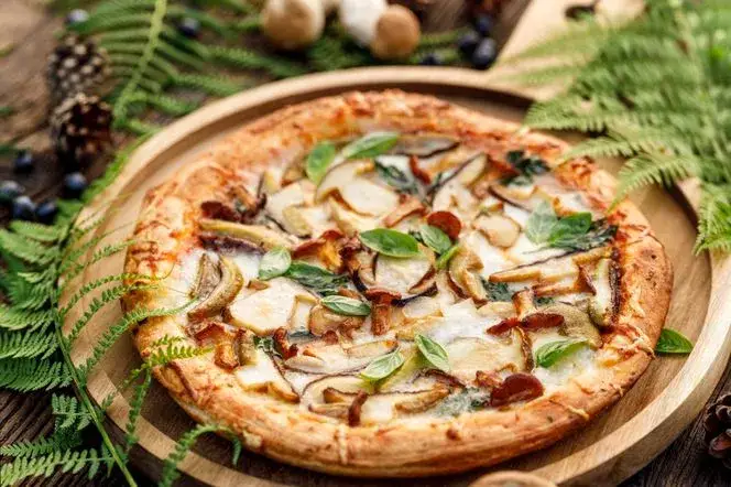 pizza bianca z grzybami i serem