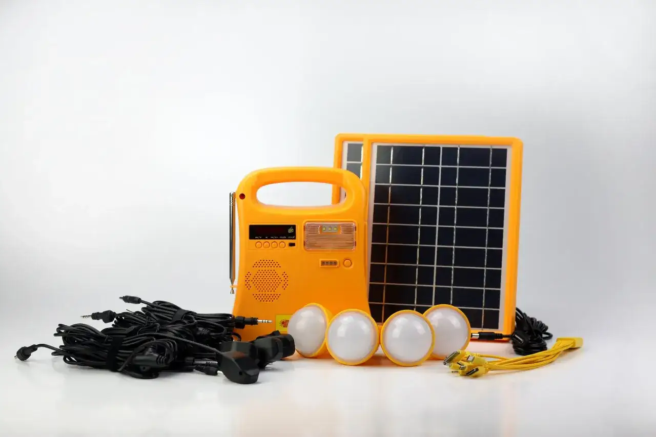 Zestaw solarny: żółty panel, radio z latarką, 4 żarówki LED i kable. Czy lampa solarna ładuje się od żarówki? Nie, panel ładuje.