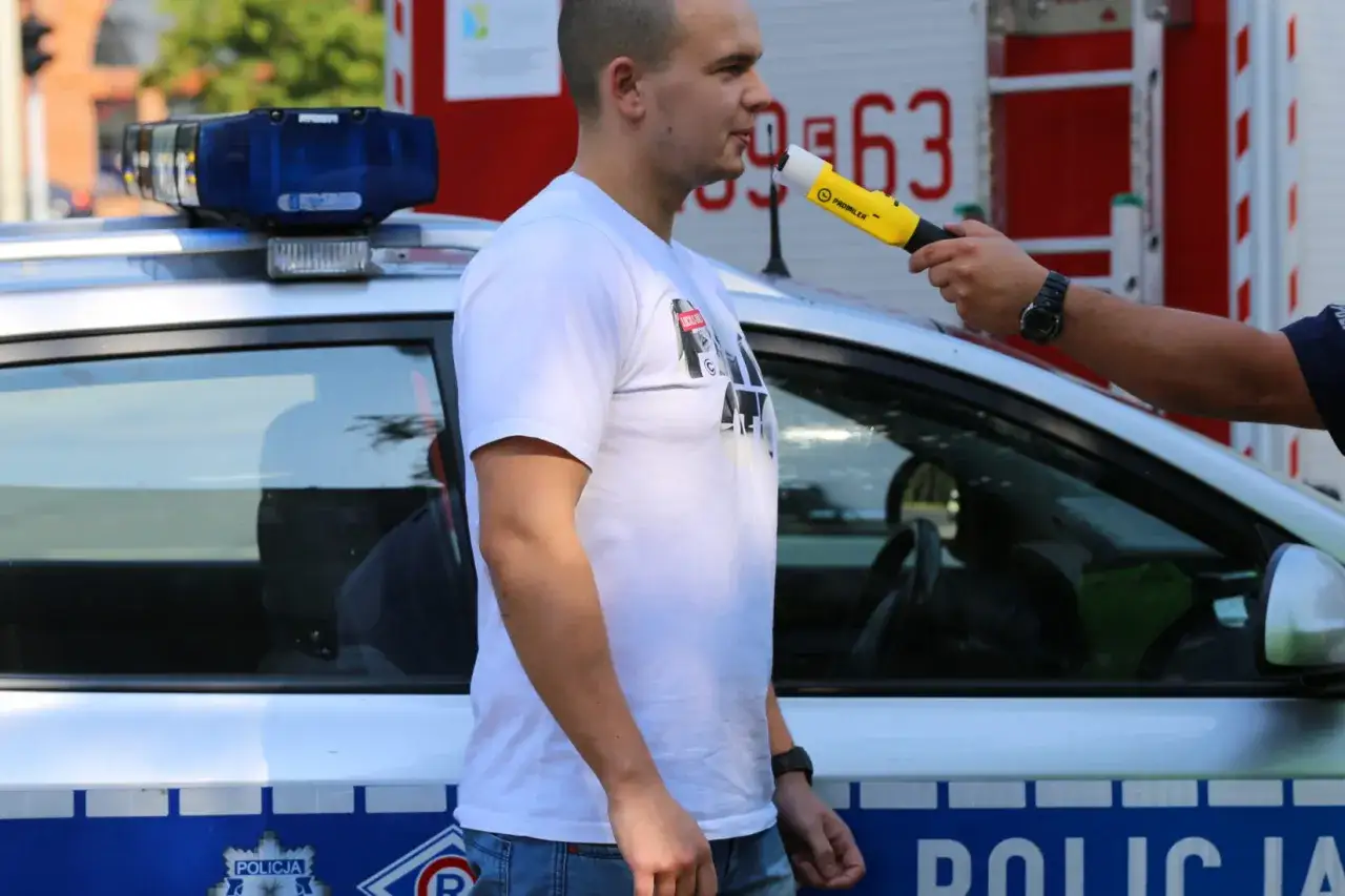 Policjant bada kierowcę alkomatem. Pytanie