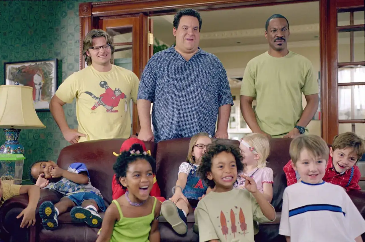 Małolaty u taty obsada: Eddie Murphy, Jeff Garlin i Steve Zahn z gromadką dzieci na kanapie.