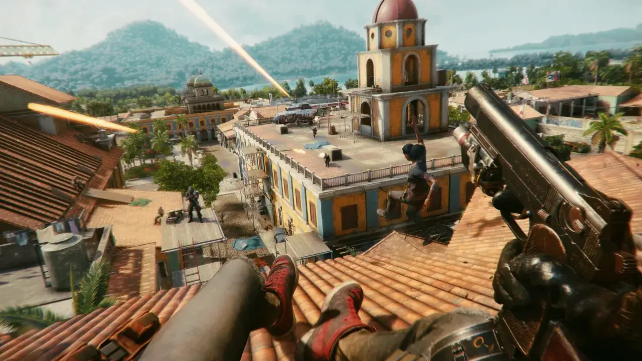 Akcja z gry Far Cry na Nintendo Switch: strzelanina na dachach tropikalnego miasta, z widokiem na góry i morze.