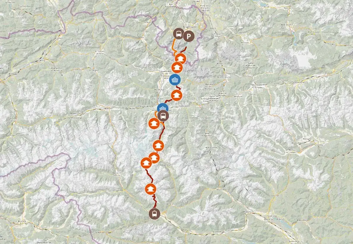 Karte zeigt eine Route von Berchtesgaden nach Lienz mit Markierungen für Bahnhöfe, Parkplätze und Unterkünfte.