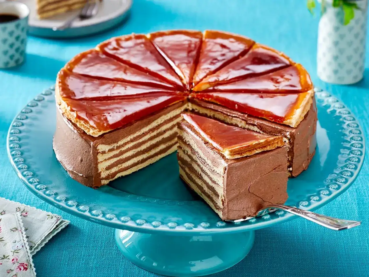 Schokoladen-Karamell-Torte mit vielen Schichten, ein Traum f&uuml;r alle, die beste Torten Rezepte lieben.