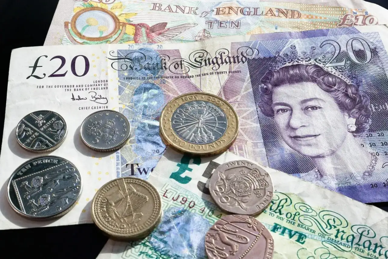 Brytyjska waluta: banknoty 10 i 20 funtów z wizerunkiem królowej Elżbiety II oraz monety 1, 2, 5 i 10 pensów.