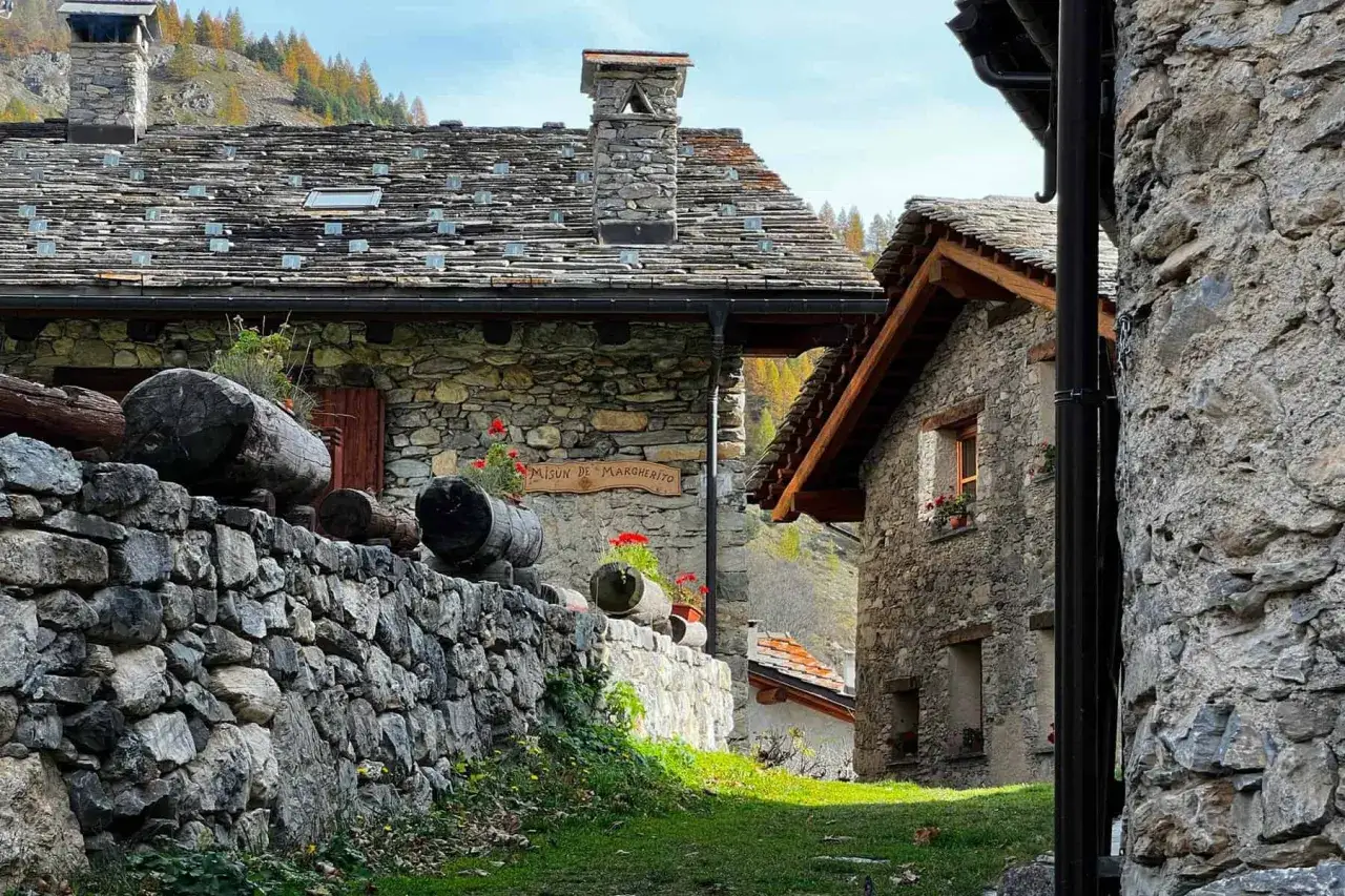 Borghi in pietra e tetti in ardesia: ecco cosa vedere nella Valle Maira, un angolo di pace tra le montagne.