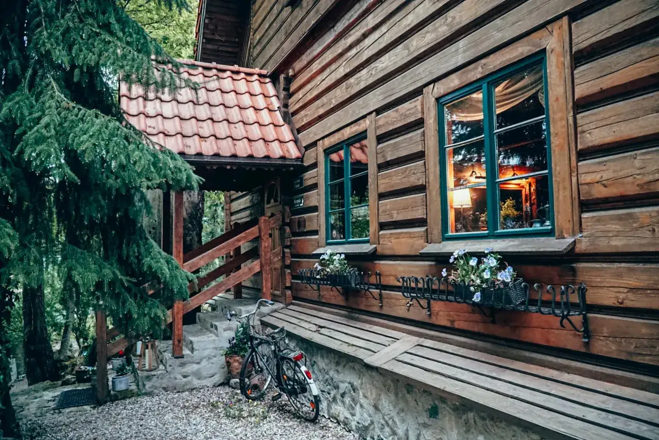 Drewniany domek w lesie, idealny na dolny śląsk na weekend we dwoje. Rower czeka na wycieczkę.