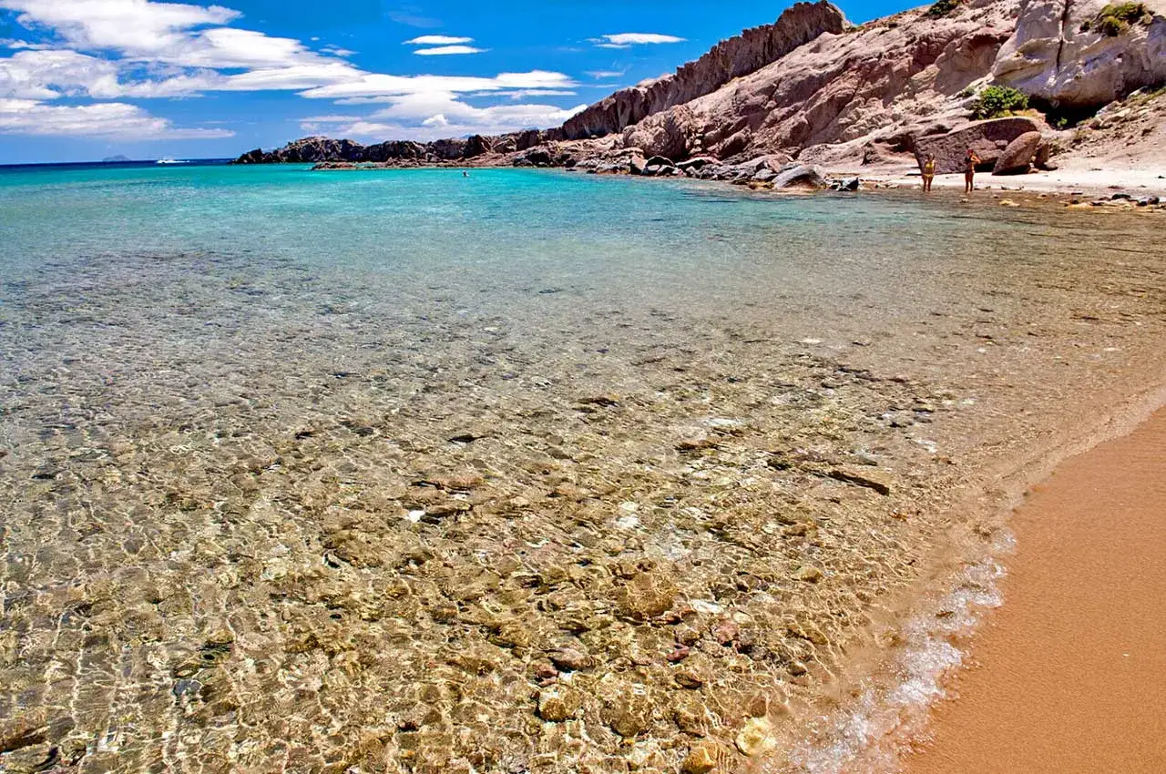 Kristallklares Wasser und Felsen am Strand &ndash; ein perfekter Ort f&uuml;r kos geheimtipps. Zwei Frauen genie&szlig;en die Ruhe.