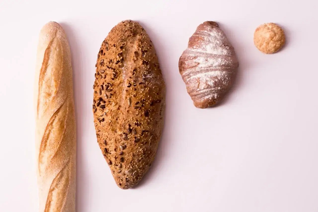 Baton, chleb wieloziarnisty, rogalik i bułeczka. Zastanawiasz się, ile kcal ma bułka pszenna?