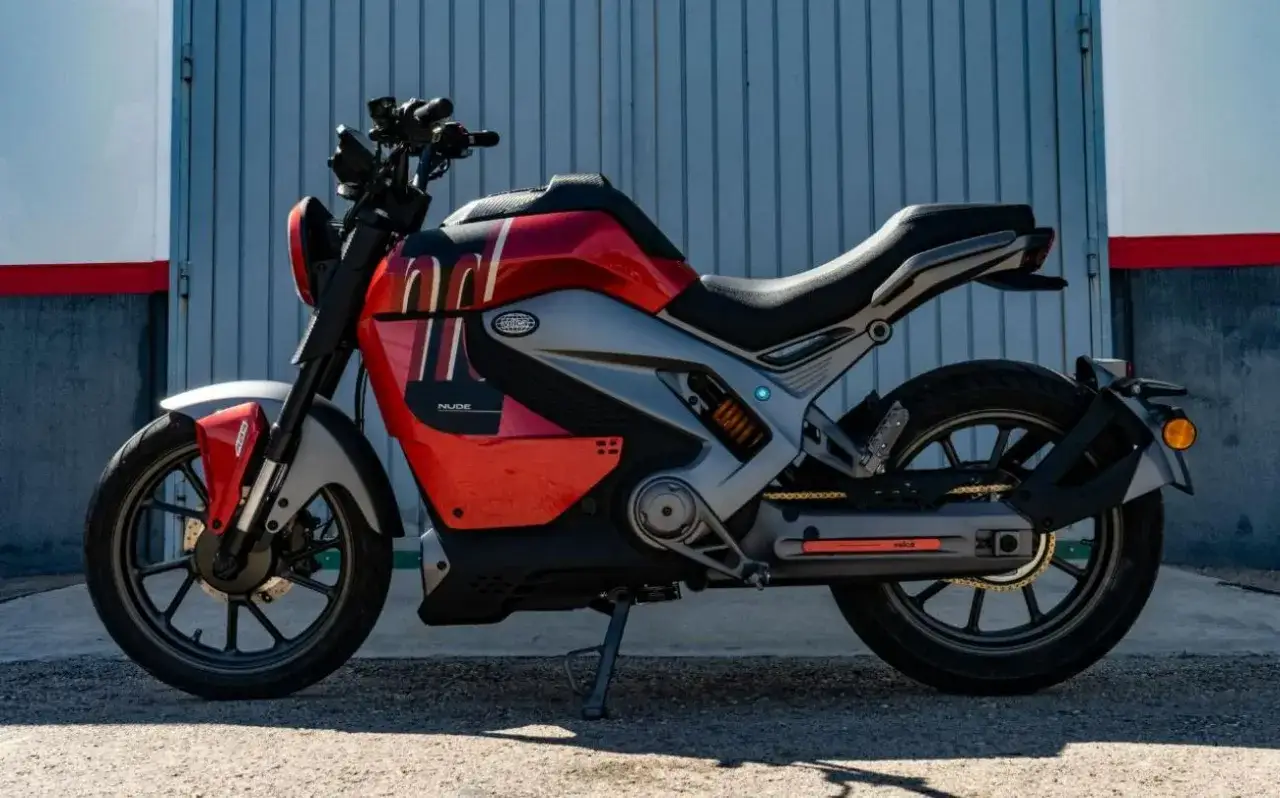 Motocicleta eléctrica roja y gris, ideal para el plan renove motos. Diseño moderno y deportivo.