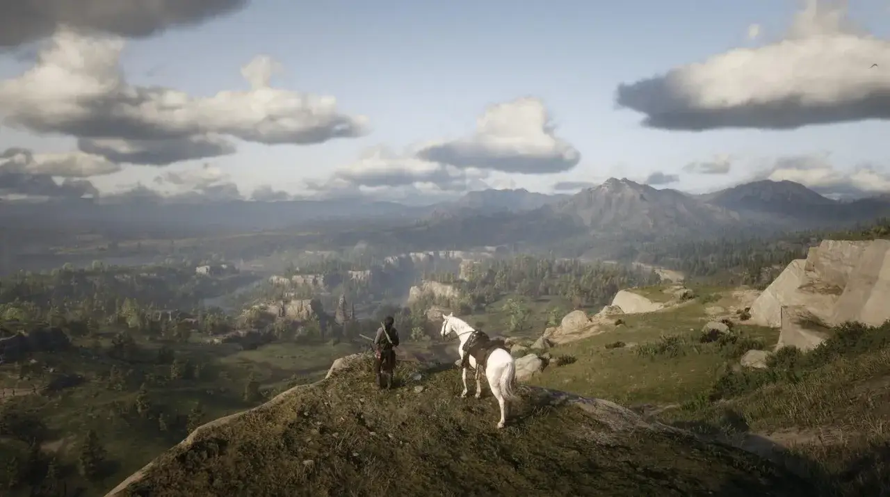 Na szczycie góry w RDR2, gracz z koniem podziwia rozległy krajobraz.