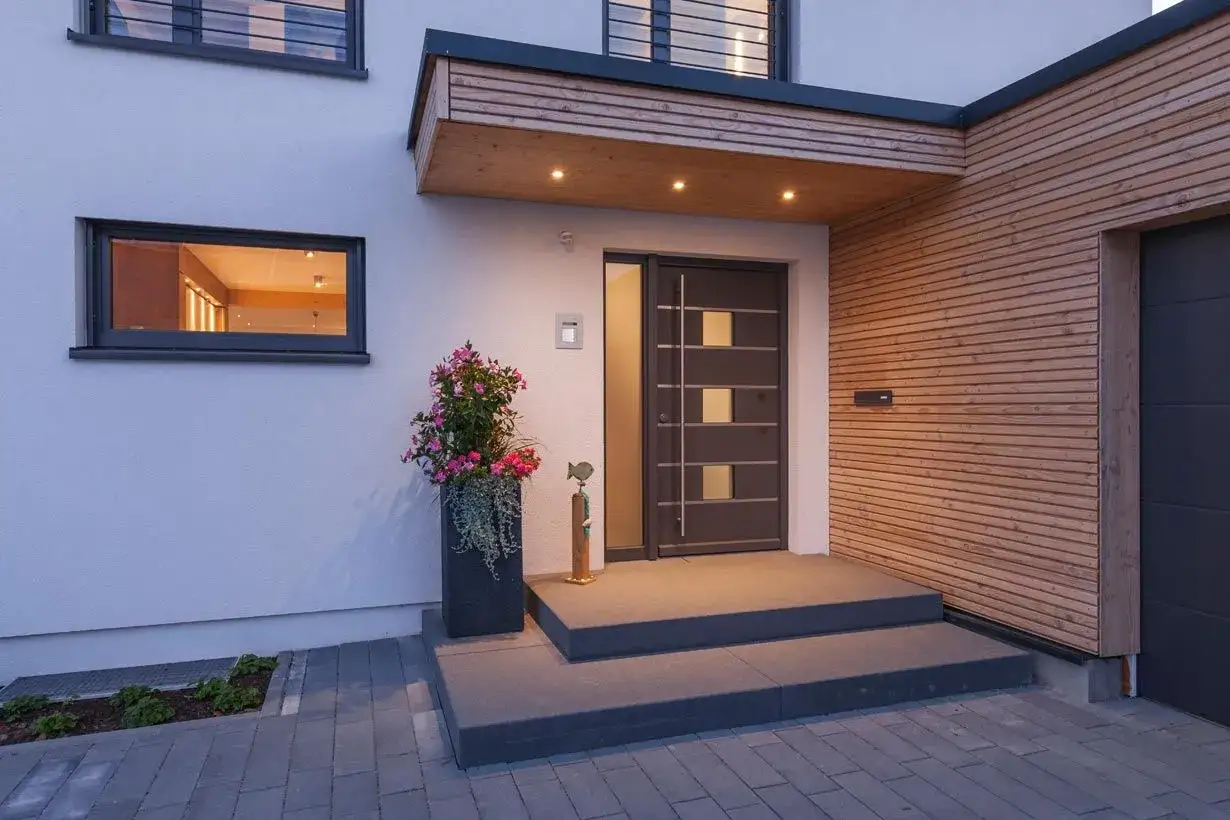 Moderne Haustür mit seitlichem Fenster und beleuchteter Treppe. Tolle Ideen für den Hauseingang und die Gestaltung der Treppe.