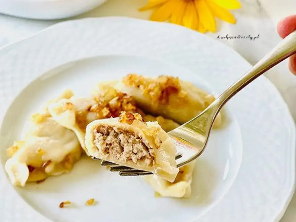 Widok na talerzu: pierogi ruskie kontra pierogi z mięsem. Jedne z nich są już nadziane, a drugie czekają na swój moment.