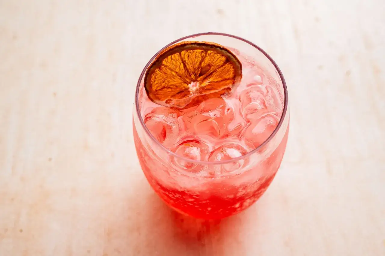Orzeźwiający nap&oacute;j Crodino co to? R&oacute;żowy drink z lodem i suszoną pomarańczą.