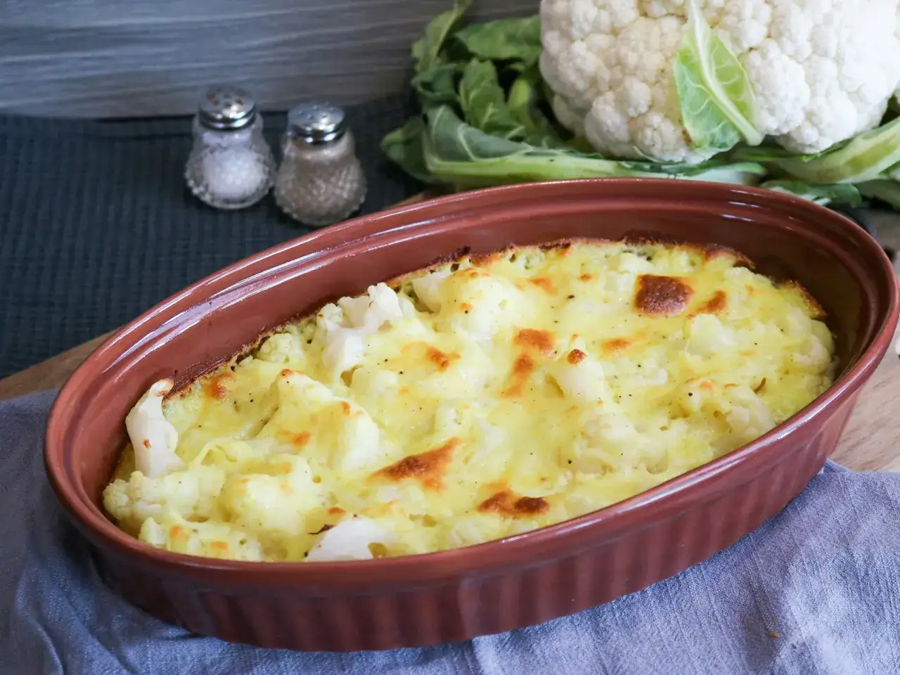 Herzhaft &uuml;berbackener Blumenkohl in einer Auflaufform &ndash; ein Beweis f&uuml;r die besten blumenkohl-rezepte.