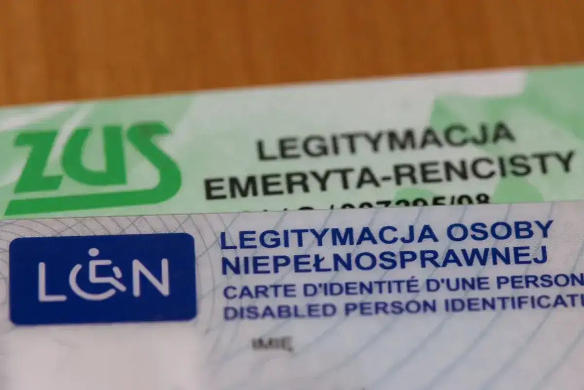 Legitymacja ZUS emeryta-rencisty i legitymacja osoby niepełnosprawnej, potwierdzające prawo do renty przy umiarkowanym stopniu niepełnosprawności.