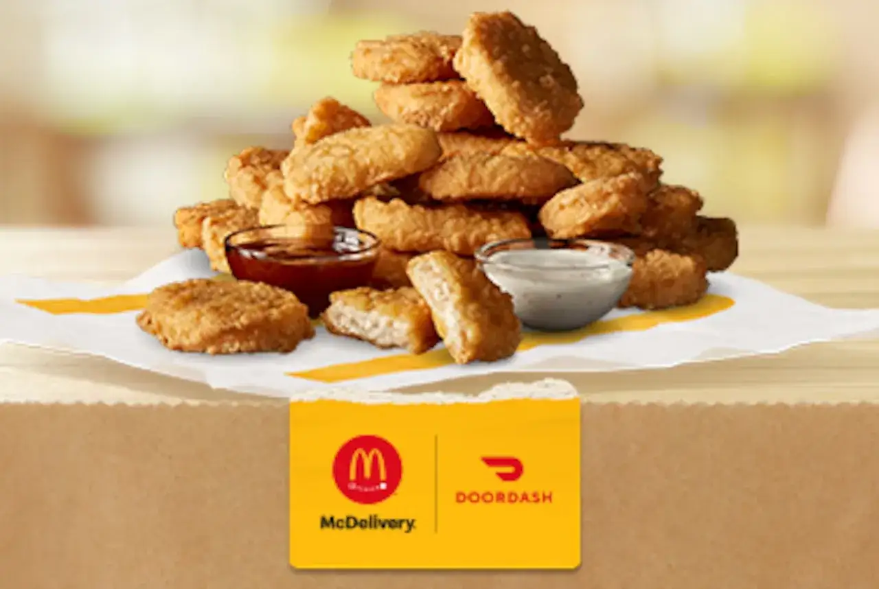 Góra chrupiących McNuggetsów z sosami, idealna na wspólne jedzenie. Zamów teraz przez McDelivery i DoorDash!