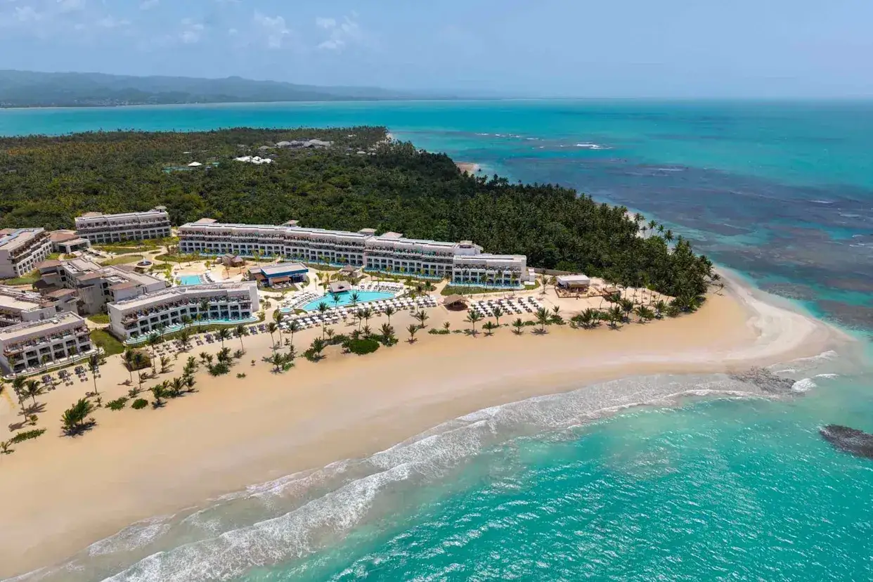 Luksusowy resort na Dominikanie z basenami i plażą. Sprawdź atrakcyjne dominikana ceny na wakacje marzeń.