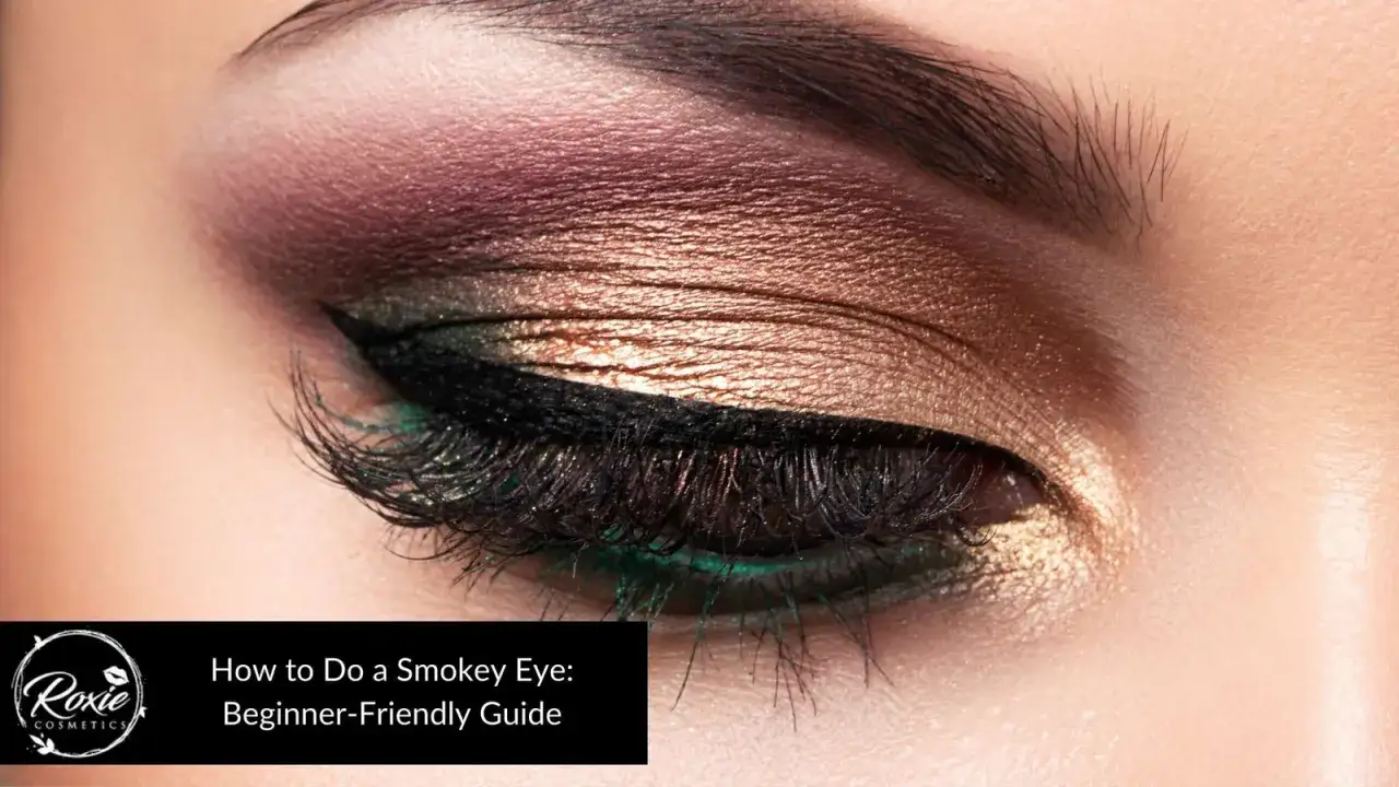 Smokey eye krok po kroku: złote i bordowe cienie, czarna kreska i zielony akcent na rzęsach.