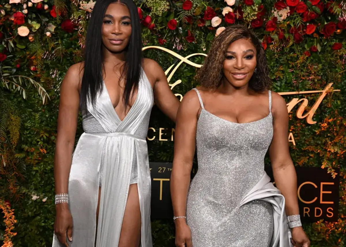 Siostry Williams w lśniących kreacjach na ściance. Venus i Serena Williams, ikony tenisa, prezentują elegancję.