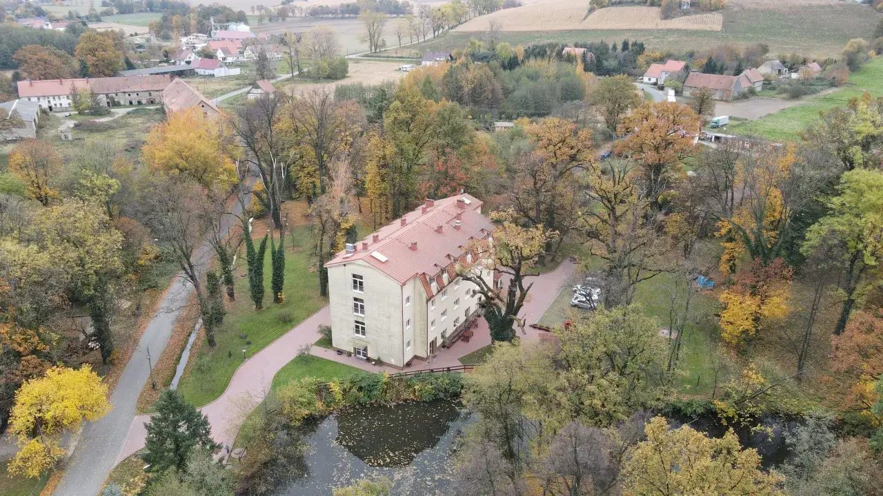 Pałac Roztocznik dom seniora zabytkowy park