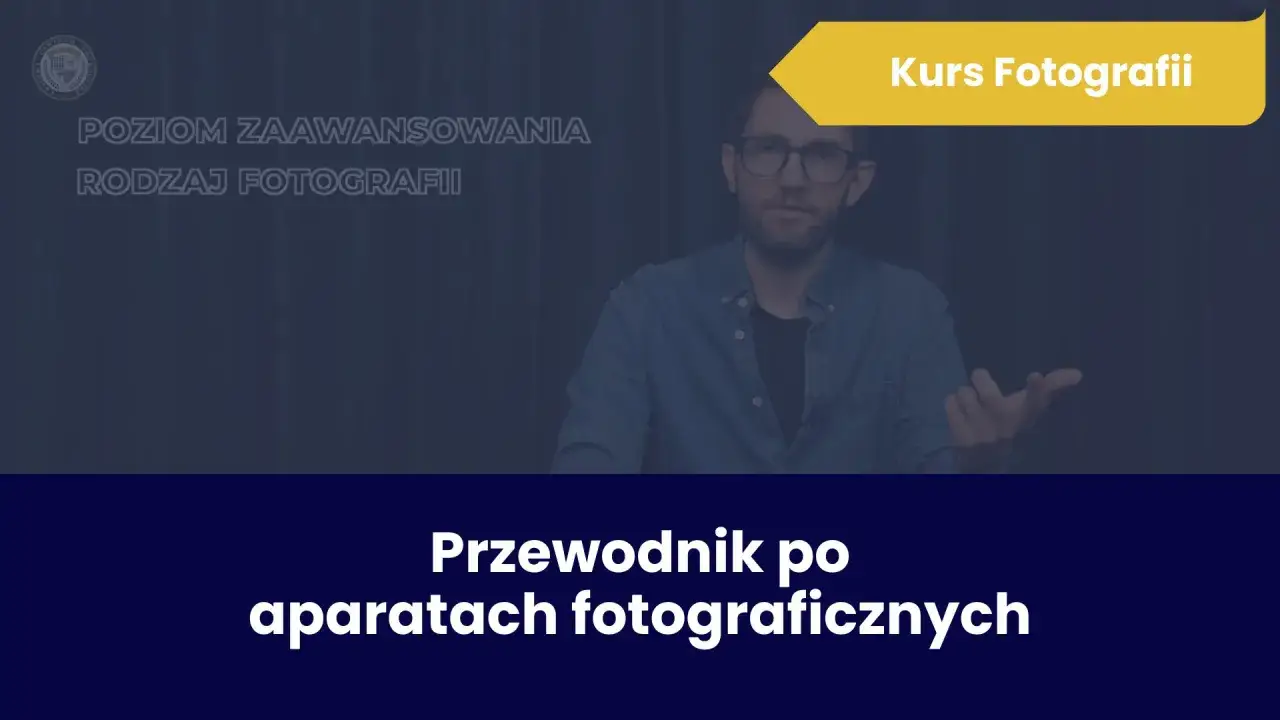 Mężczyzna w okularach prowadzi kurs fotografii online. Na ekranie widnieje napis 