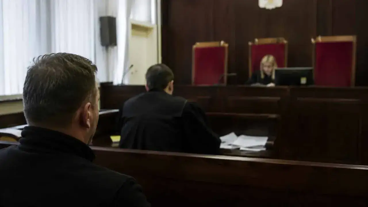 Oskarżony czeka na rozprawę. Sąd w składzie sędziowskim, zgodnie z 339 kpk, rozpatruje sprawę.