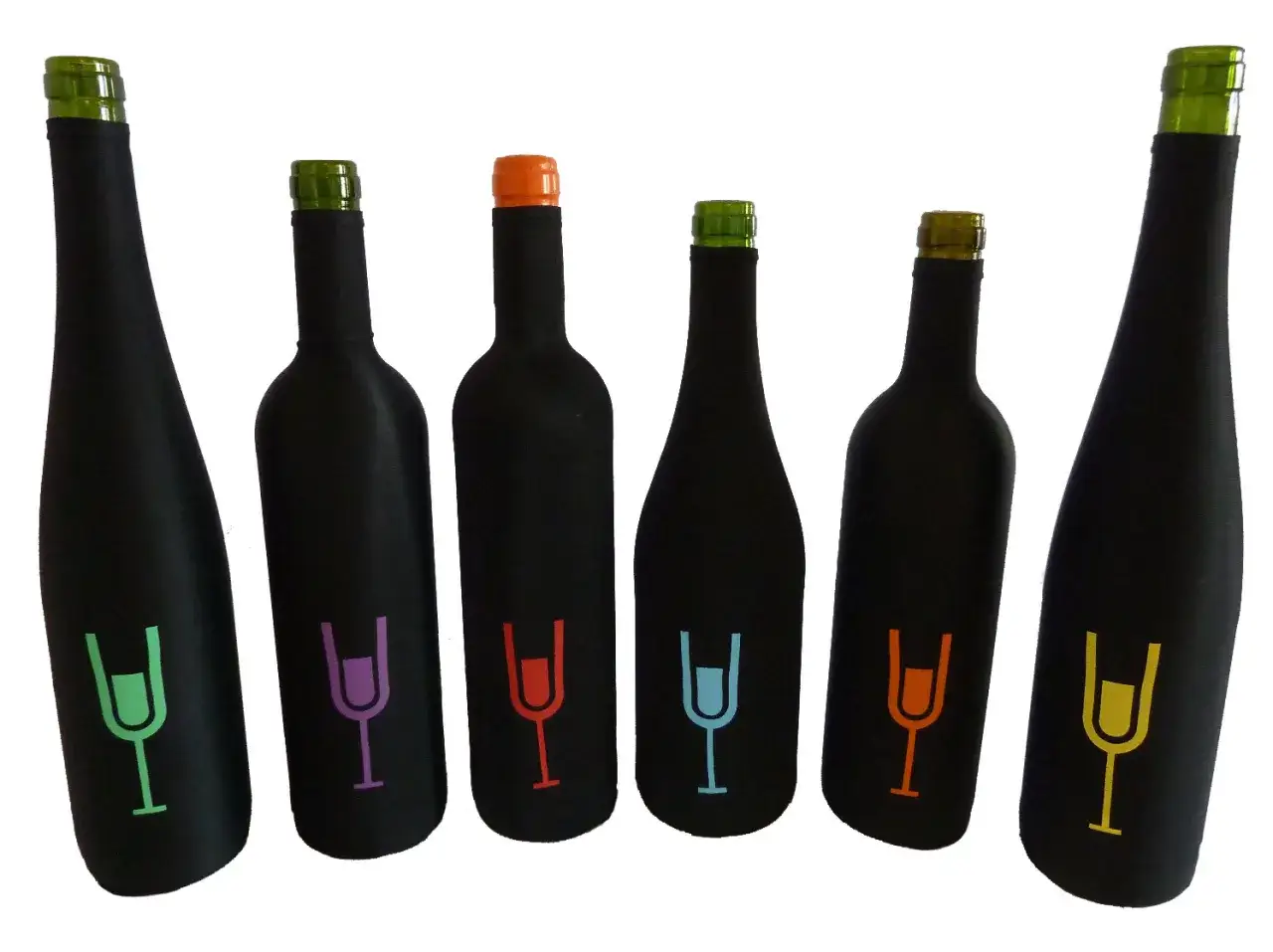 Seis botellas negras, cada una con un símbolo de copa de vino de color diferente, listas para una cata a ciegas.