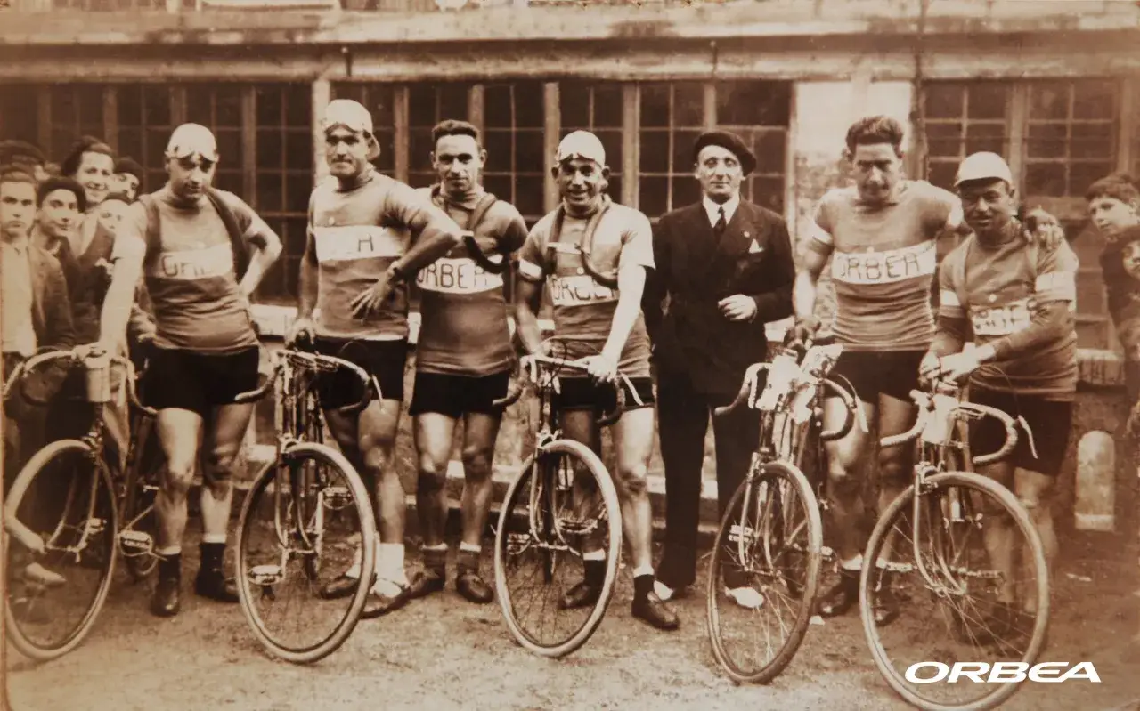 Kolarze z lat 30. XX wieku pozują z rowerami Orbea. Firma Orbea to hiszpański producent rowerów z długą tradycją.