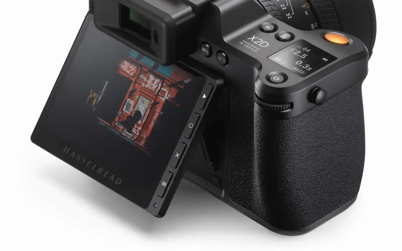 Hasselblad X2D 100C z uchylnym ekranem, na którym widać nocną scenę z neonami.
