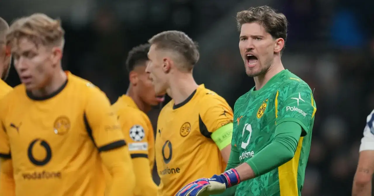 Bramkarz Borussii Dortmund krzyczy do kolegów z drużyny podczas meczu z Union Berlin.