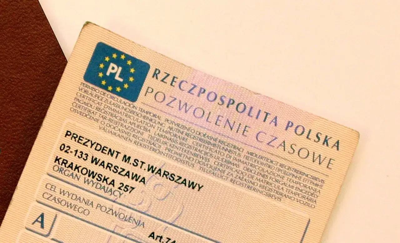 Miękki dowód rejestracyjny z napisem