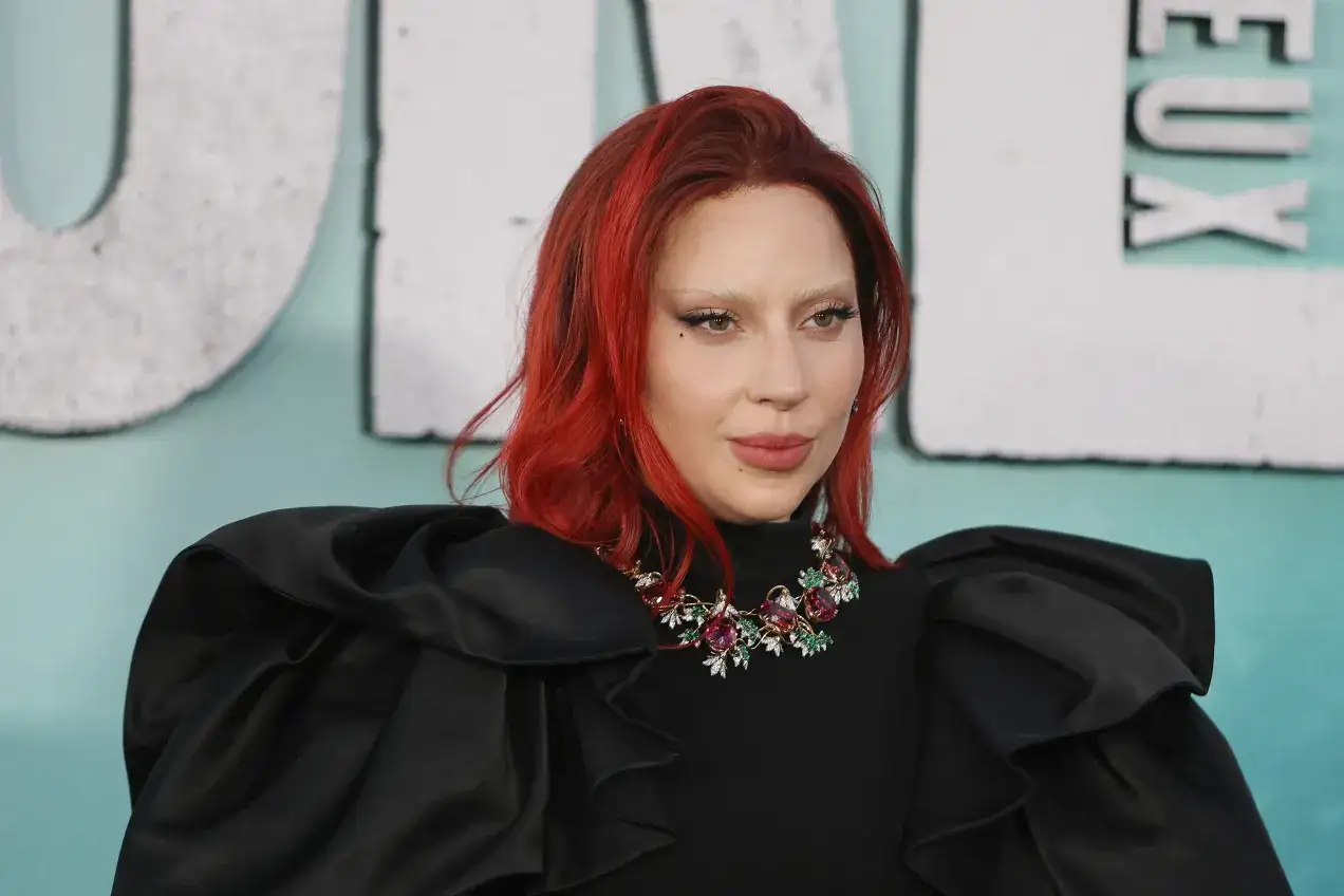Lady Gaga w Polsce, w czarnej, bufiastej kreacji i z rudymi włosami, prezentuje się zjawiskowo.
