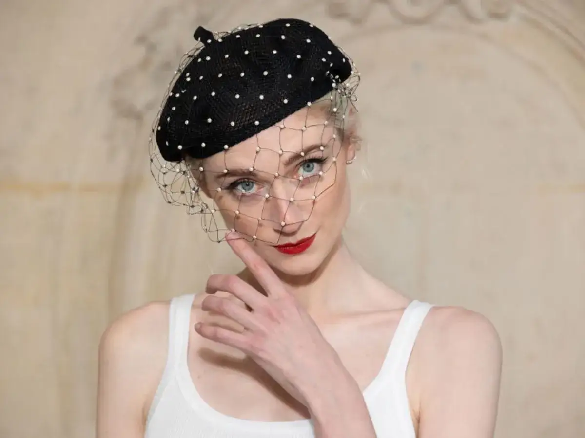 Elegancki beret z woalką i koralikami, idealny dodatek do kr&oacute;tkich włos&oacute;w. Stylowa inspiracja, jak nosić beret do kr&oacute;tkich włos&oacute;w.