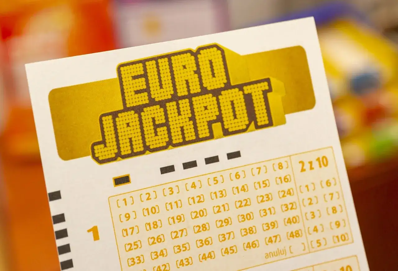 Kupon Eurojackpot z polami do zaznaczenia liczb. Czy pracownicy Totalizatora Sportowego mają zakaz grania w Eurojackpot?