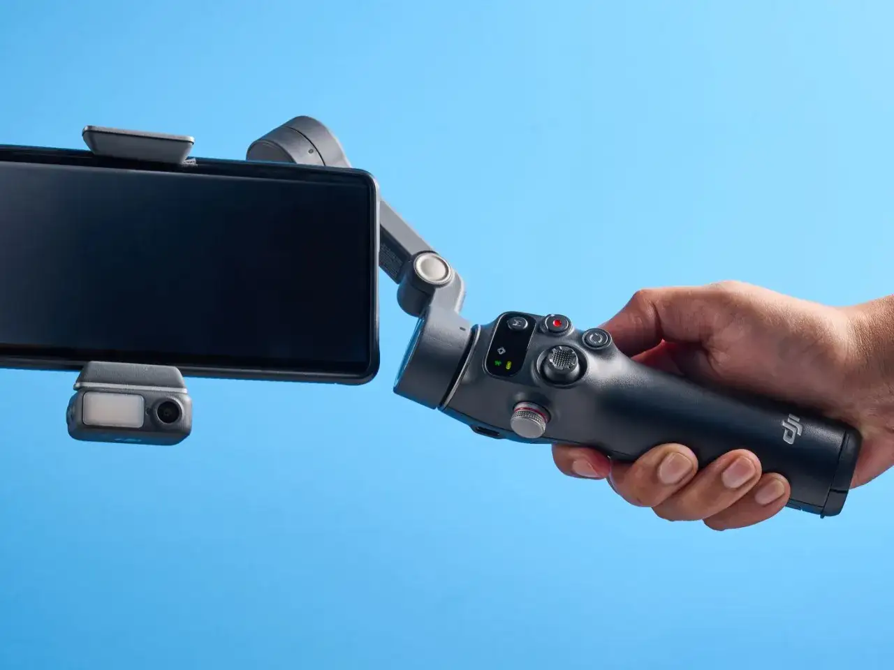 Hand hält DJI Gimbal mit Smartphone. Die dji gimbal app ermöglicht professionelle Aufnahmen.