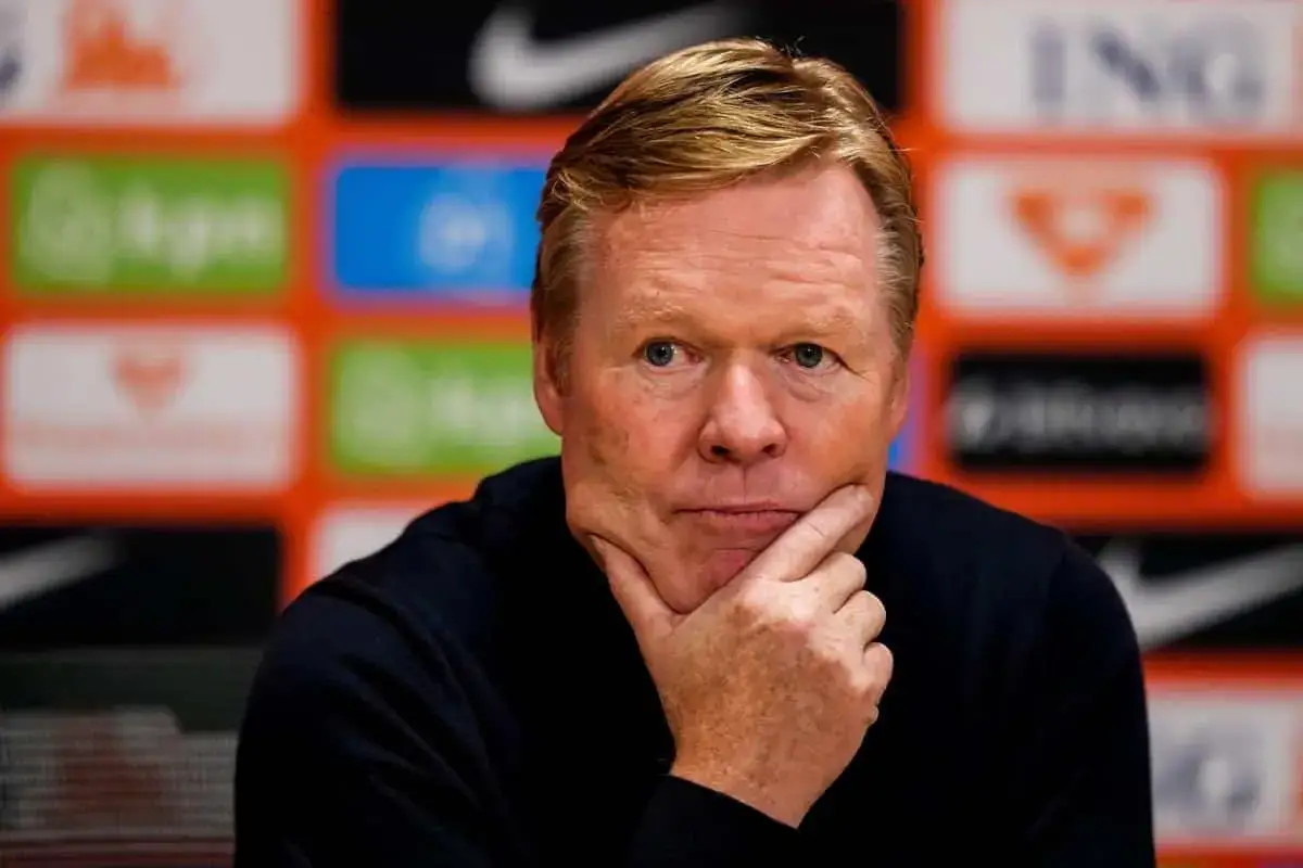 Ronald Koeman, trener reprezentacji Holandii, zamyślony podczas konferencji prasowej.