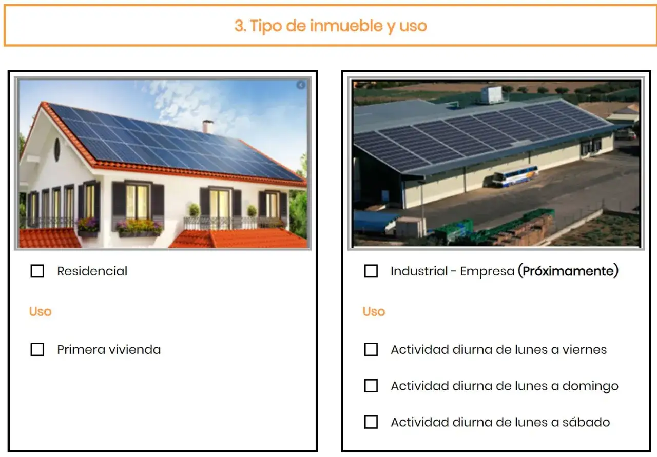 Casa con paneles solares para calculo consumo electrico residencial. Nave industrial con paneles solares para uso empresarial.