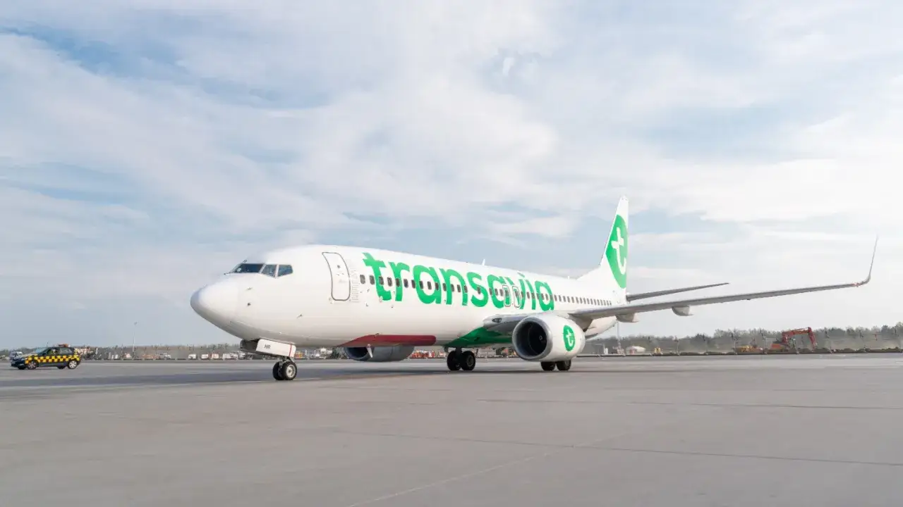 Samolot Transavia na płycie lotniska. Czas sprawdzić, ile się leci do Paryża!