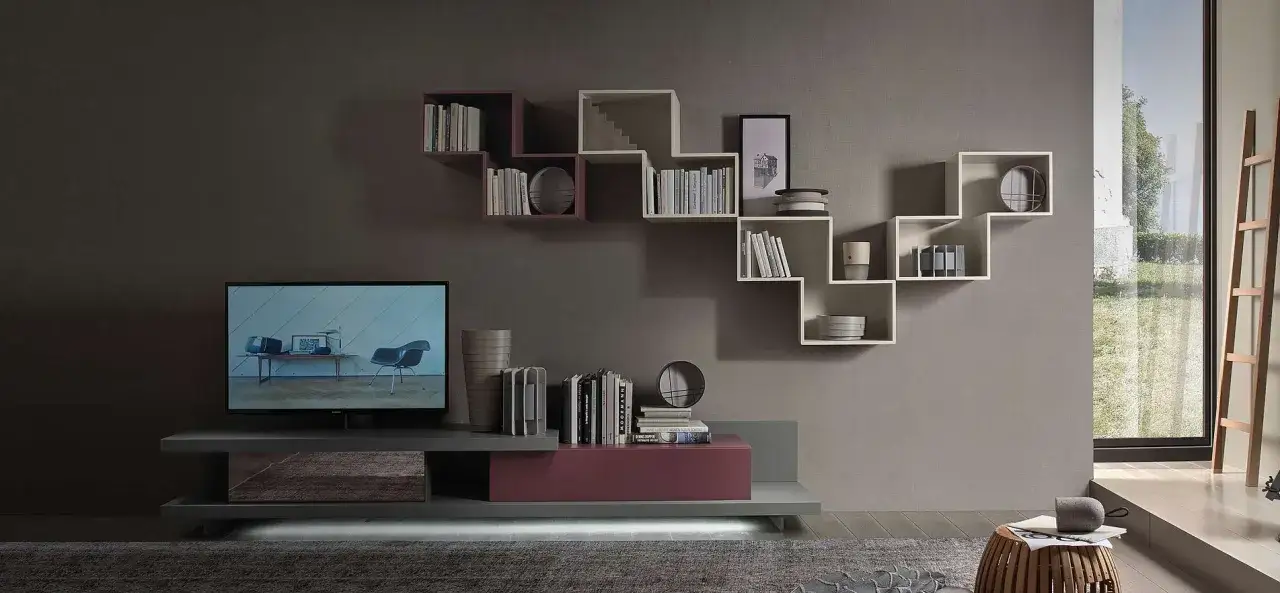 Soluzione moderna per arredare una parete con mensole geometriche, libri e decorazioni.