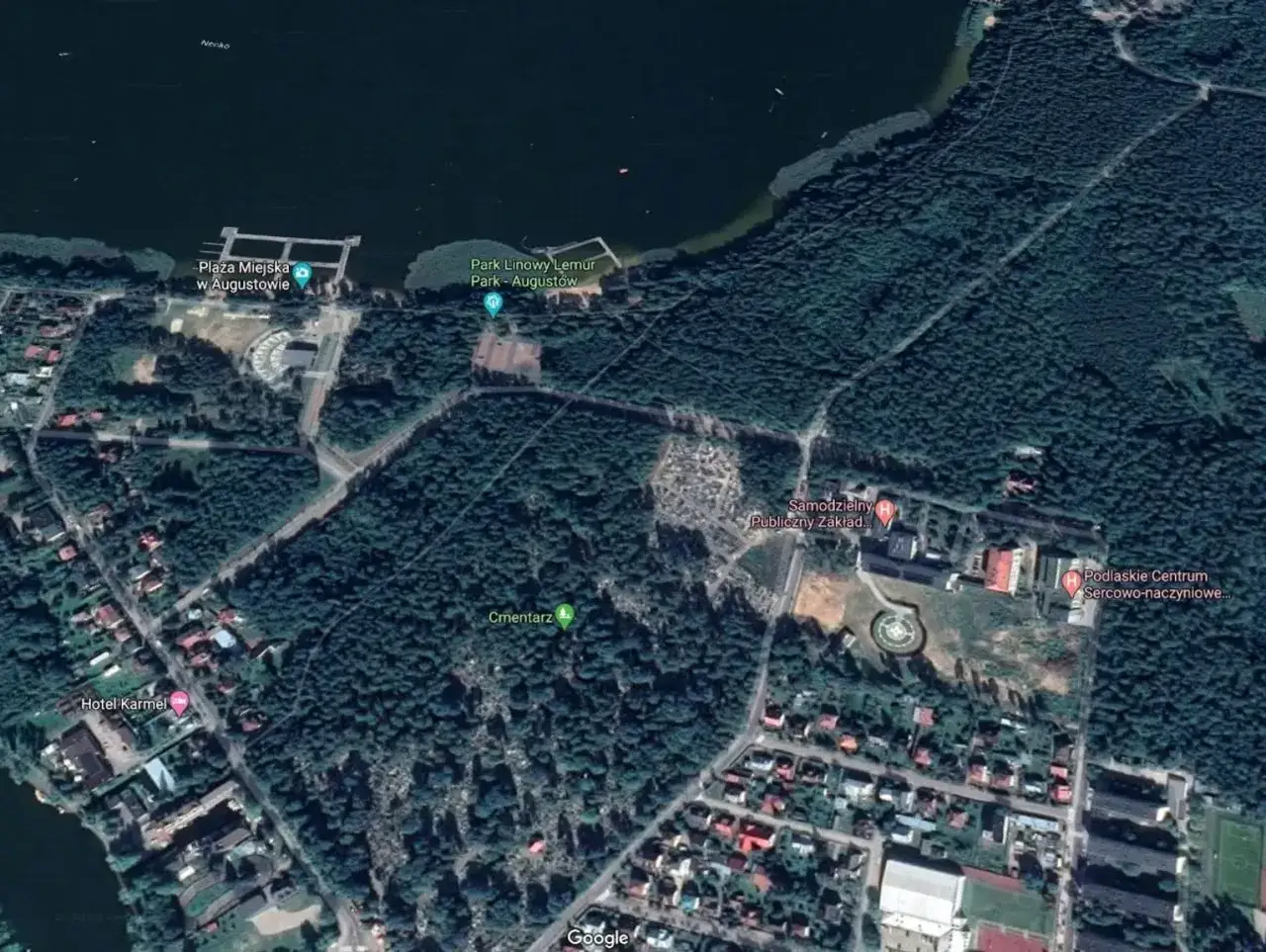 Widok z lotu ptaka na augustowską promenadę, plażę miejską, park linowy Lemur i cmentarz.