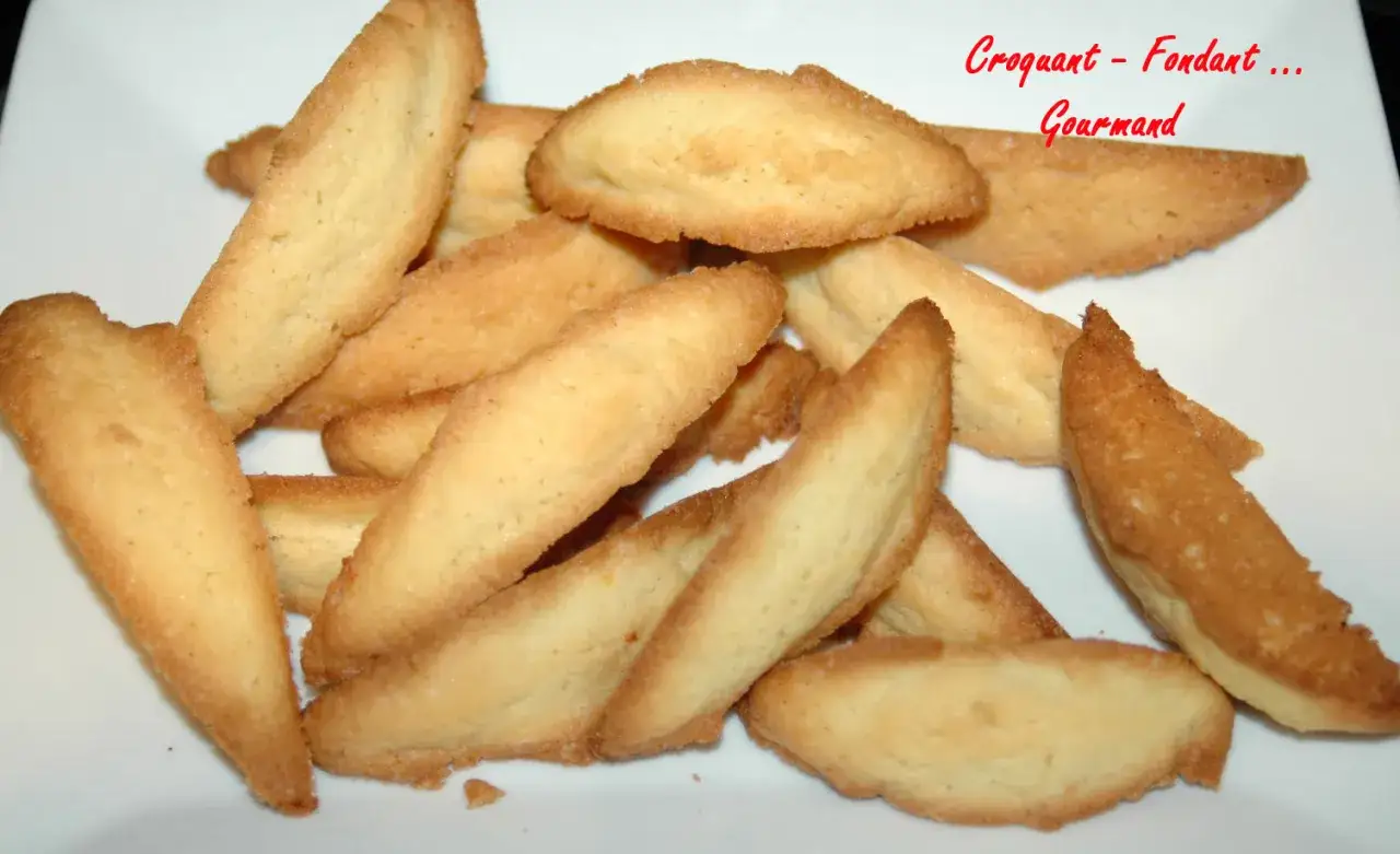 Une pile de biscuits dor&eacute;s, ressemblant &agrave; des dents de loup, pr&ecirc;ts &agrave; &ecirc;tre d&eacute;gust&eacute;s. Parfaits pour une recette gourmande.