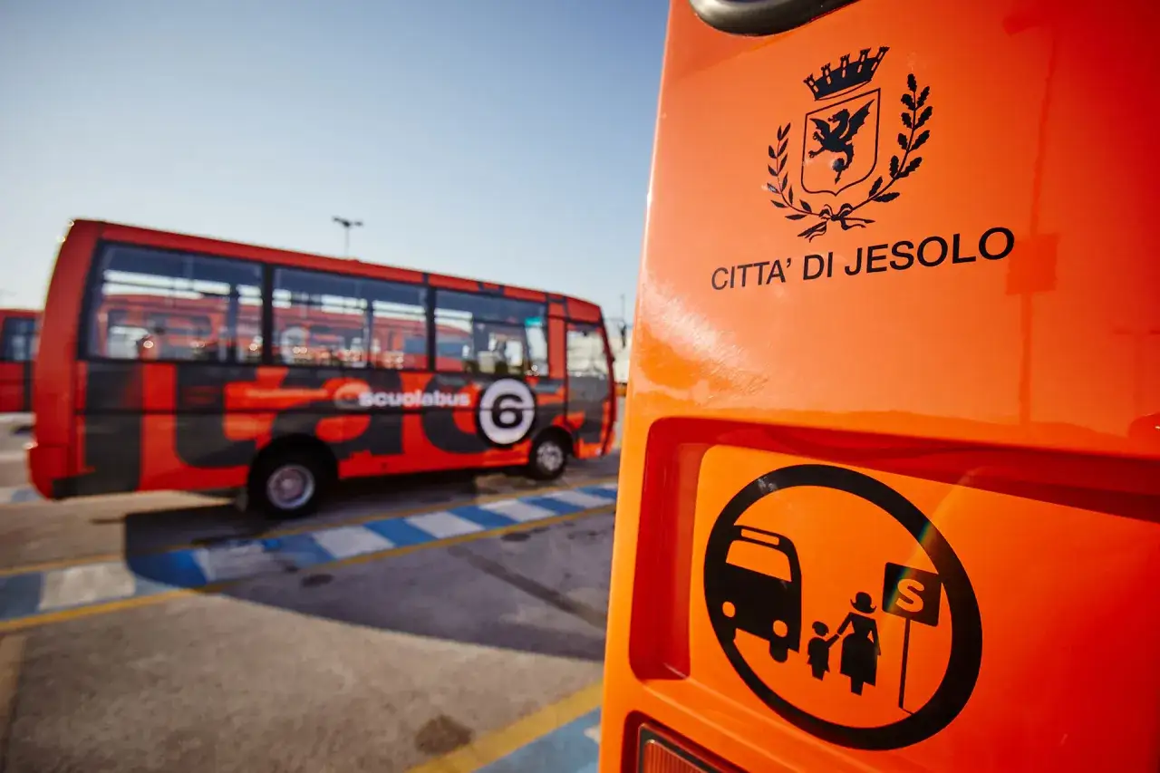 Autostazione Jesolo: scuolabus rosso con stemma