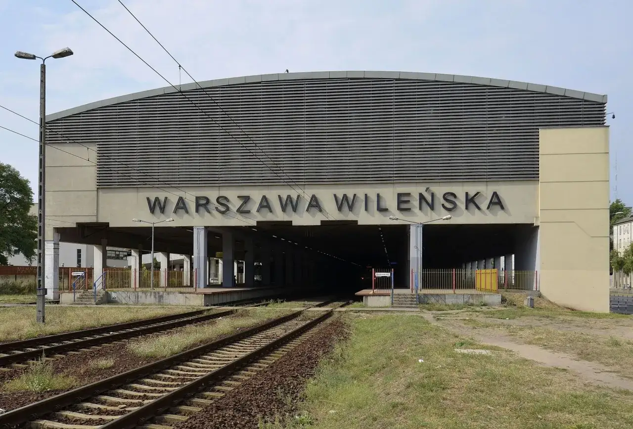 Dworzec Warszawa Wileńska z zewnątrz, budynek