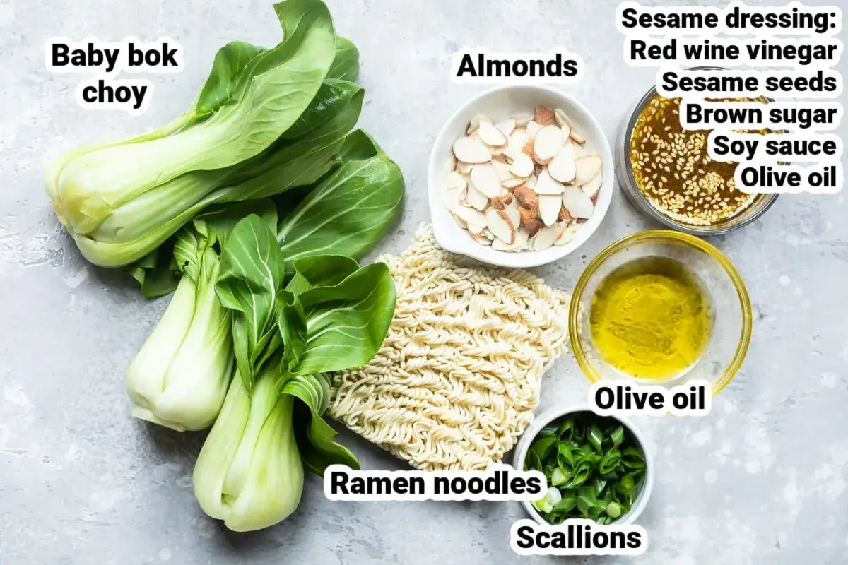Frische Baby Bok Choy, Ramen-Nudeln, Mandeln, Frühlingszwiebeln und eine Sesam-Dressing-Mischung für einen knackigen Salat. Pak Choi roh essen ist eine gesunde Option.