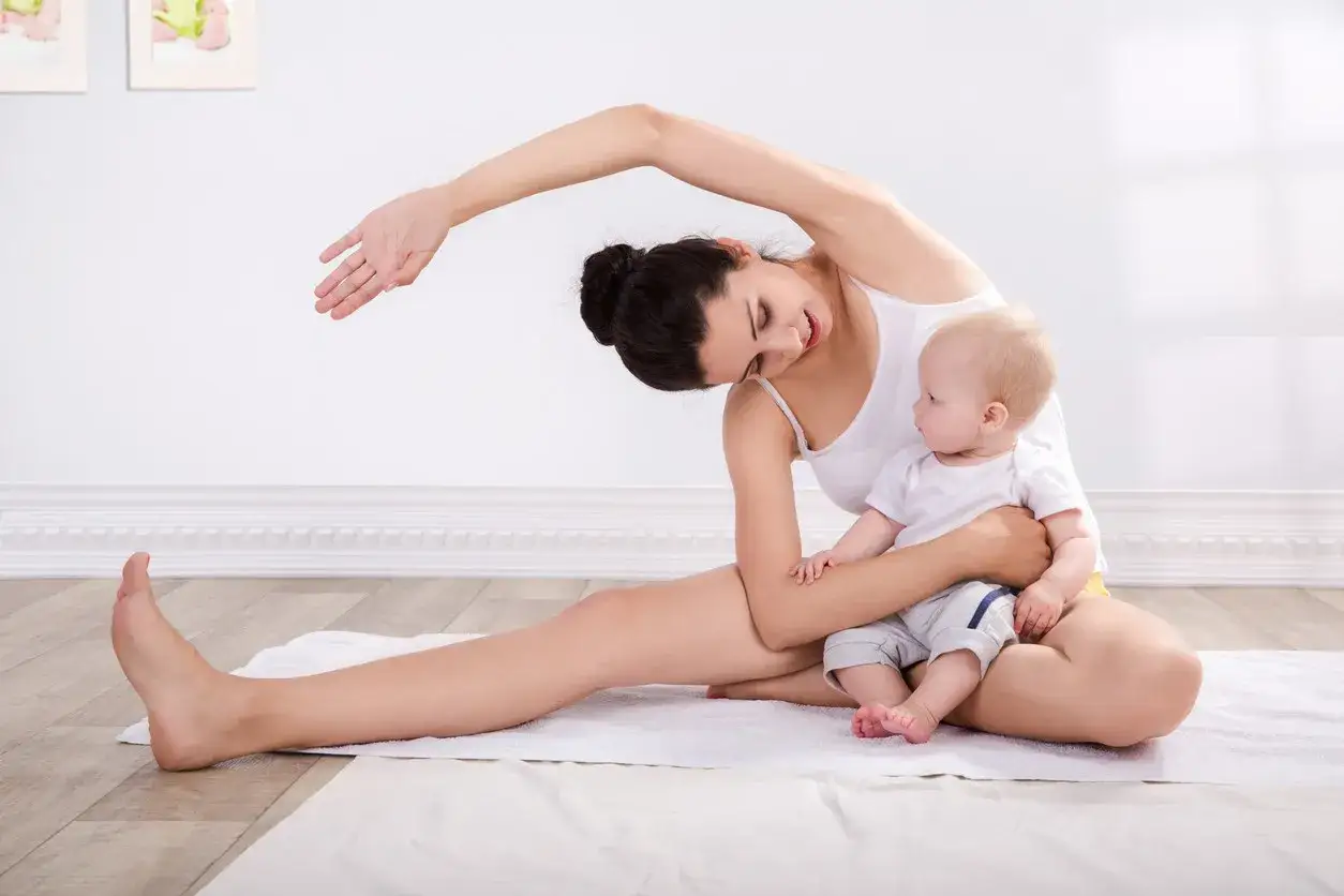 Madre e hijo hacen yoga en casa. &iquest;Cu&aacute;nto dura la cuarentena?