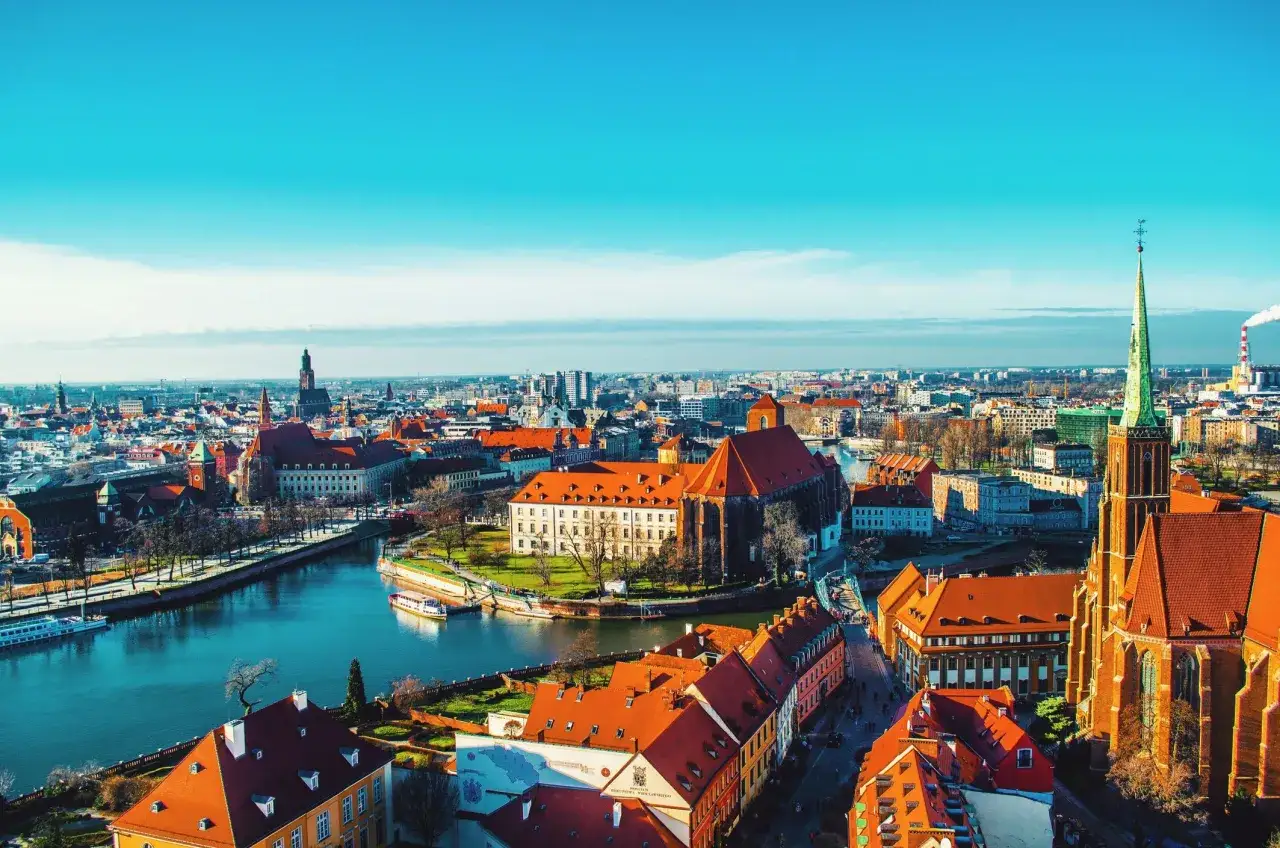 Wrocław z lotu ptaka, idealne miejsce gdzie na wakacje. Rzeka, zabytkowe kamienice i kościoły tworzą malowniczy krajobraz.