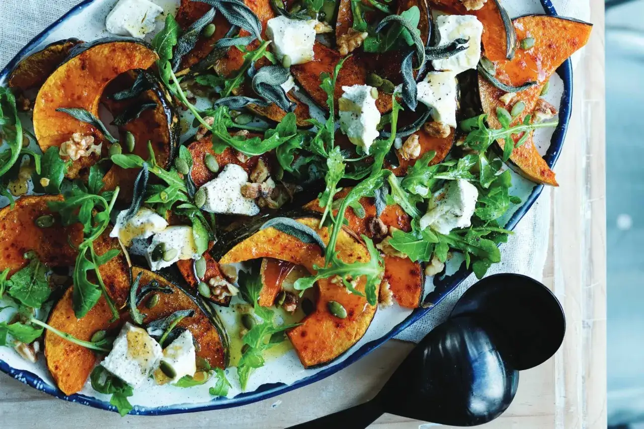 En h&auml;rlig sallad med rostad pumpa, fetaost, valn&ouml;tter och ruccola. Perfekt att tillaga pumpa p&aring; detta s&auml;tt f&ouml;r en smakrik r&auml;tt.